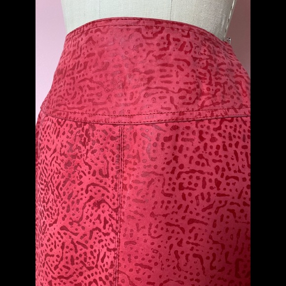 Red hot leather miniskirt, fully lined, distressed leather look, back zipper - Picture 2 of 6